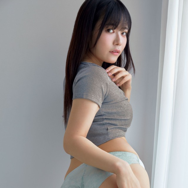 『FRIDAY GOLD 2026 Summer』の表紙＆巻頭を飾った東雲うみ　©講談社