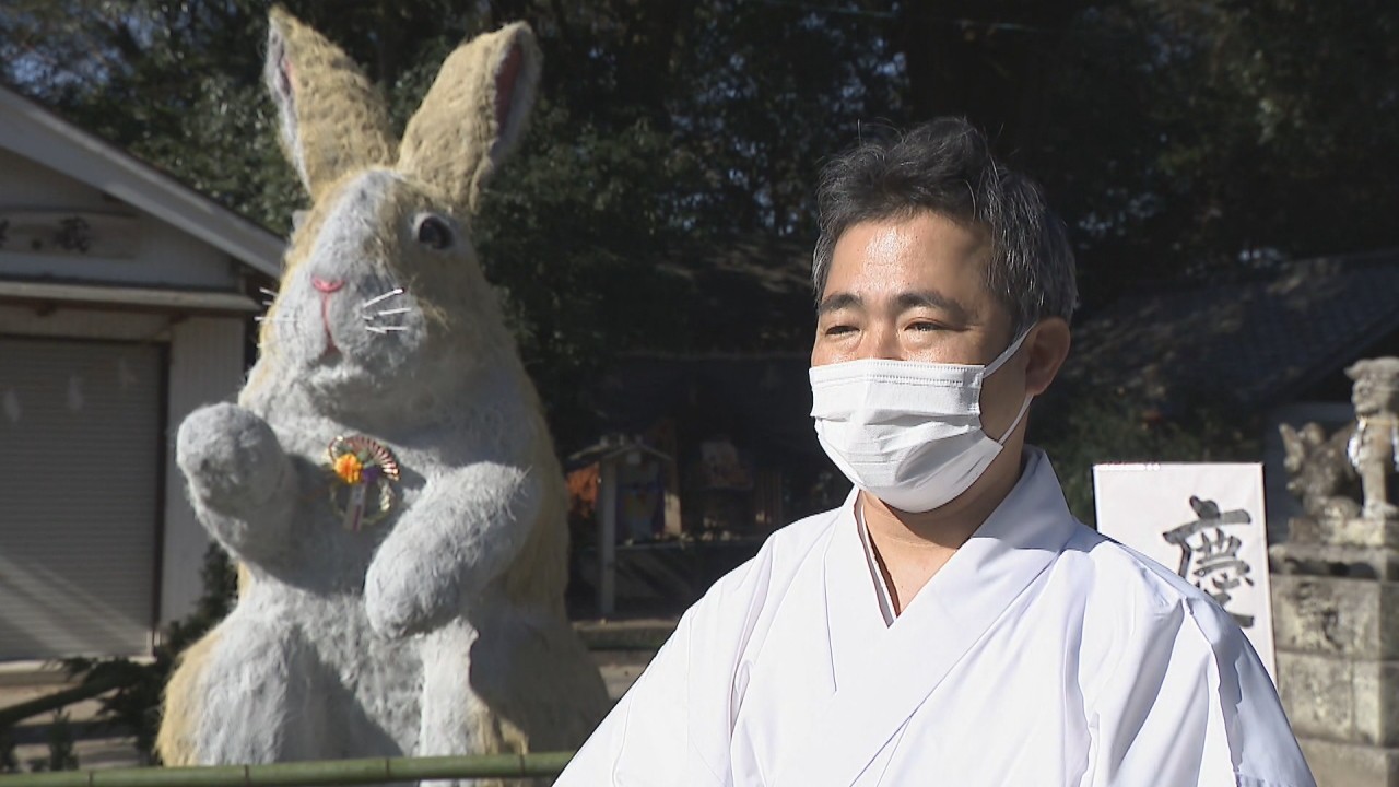 今にも跳ねそう!? 神社に高さ約3mの「ウサギ」が登場 香川・まんのう町