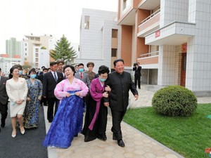 金正恩氏からアパートのプレゼント、そのニュースを自ら伝えた北朝鮮名物アナウンサー