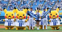 セレモニアルピッチを行う山本美月＝2026年5月23日、横浜スタジアム
