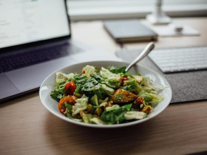 仕事の延長上のような「仲良しランチタイム」。会社からひとり離れた