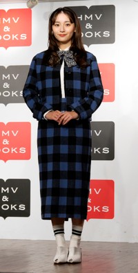 自身の「2024カレンダー」発売イベントを開いた浅川梨奈＝都内