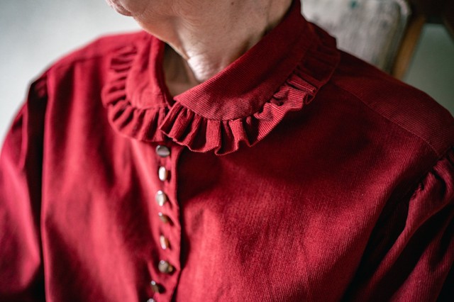 精緻につくり上げられた襟元のフリル（画像提供：旅する喫茶のツナマヨさん）