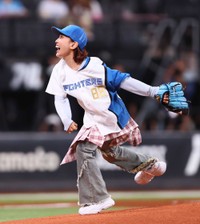弾ける笑顔で投球