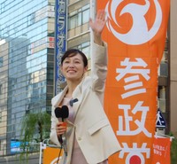 演説するさや氏＝新橋SL広場