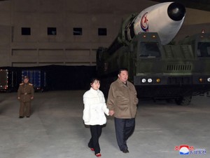 金正恩総書記が娘の写真公開、弾道ミサイル試射を共に視察　権力者にあるまじき失態
