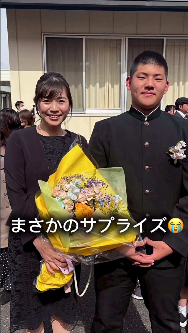  卒業式後、息子さんから母へ花束のサプライズ。母子で記念撮影した一枚／maiさん（@maimaichan_1022）提供