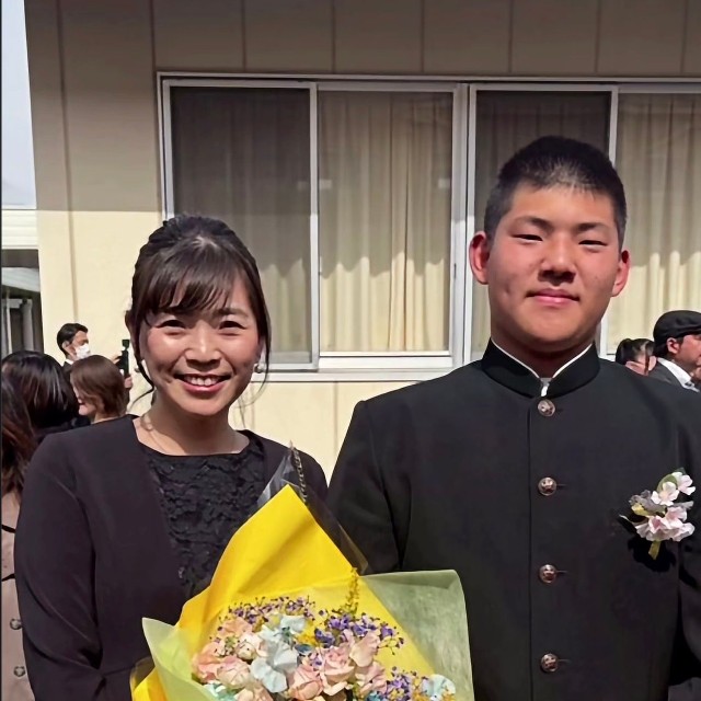  卒業式後、息子さんから母へ花束のサプライズ。母子で記念撮影した一枚／maiさん（@maimaichan_1022）提供