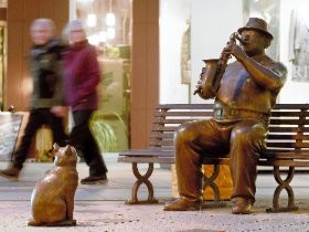 市民に愛されるブロンズ像「サキソフォン吹きと猫」