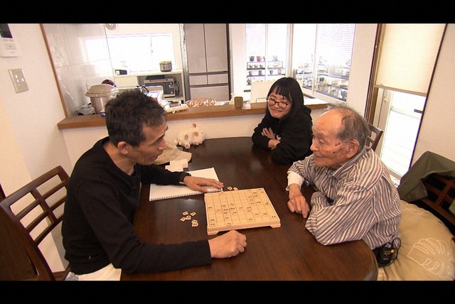 石田靖探偵（左）が調査した「将棋に厳しすぎる祖父をコテンパンにやっつけたい」＝「探偵！ナイトスクープ」5月30日放送回よりⓒABCテレビ