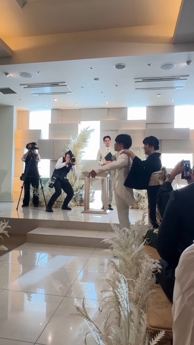 母にジャケットを着せてもらう新郎／たくまさん（@oya_taku0714）提供