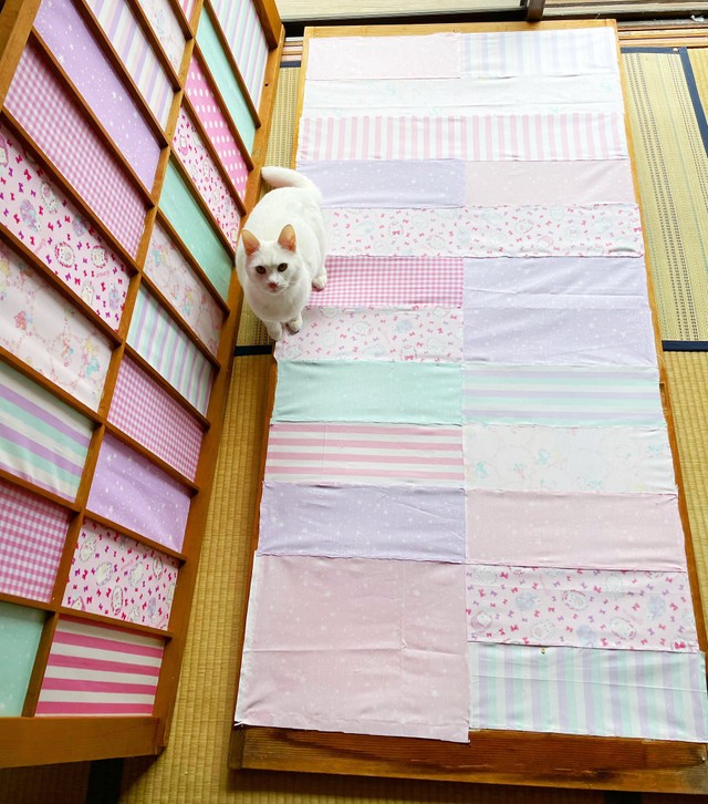 グルーガンで付けた布障子の裏側(絵子猫さんTwitterより)