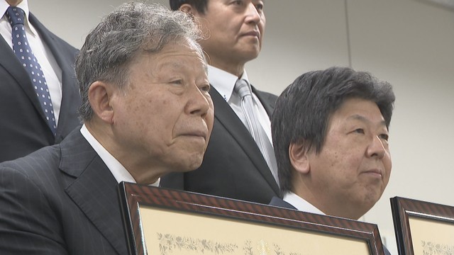 感謝状を贈られた藤田周一郎さん／岩佐隆文さん