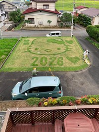 作業を終えたキティちゃんと「2026」（March of petalsさん提供）