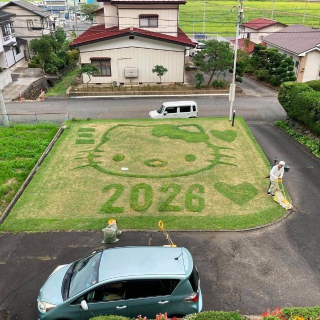 作業を終えたキティちゃんと「2026」（March of petalsさん提供）