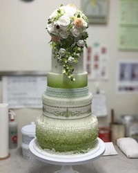 パティシエ歴3年目に初めて、すべて自分で考えて作ったウェディングケーキ。シュガーアートの道が始まるきっかけになった／長谷川 健太@SUCRETIERさん（@kenta_sucretier）提供