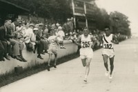 ベルリン五輪男子マラソンの折り返し点で競り合う孫基禎選手（右）と英国のアーネスト・ハーパー選手
