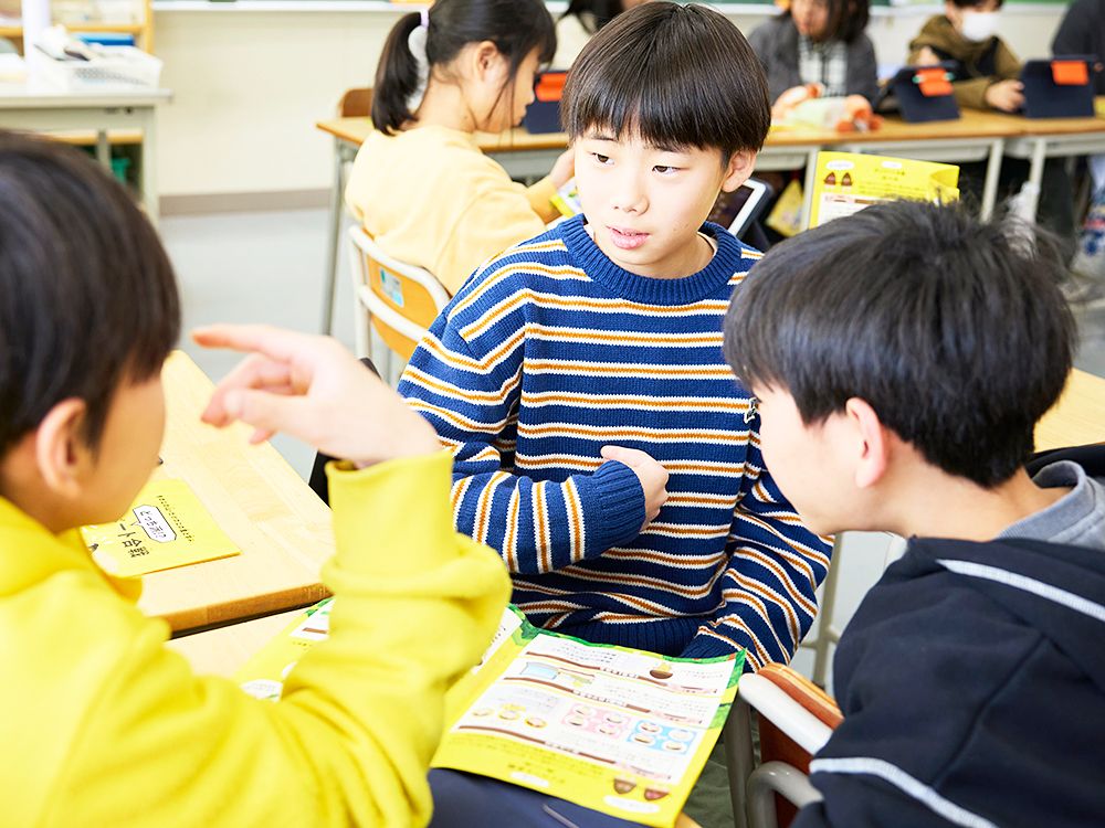 ディベート本番を前に、チームごとに話し合います