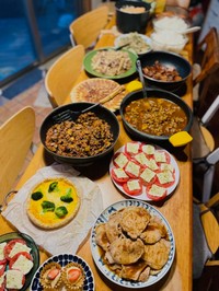 2升のご飯と手料理が並んだ、バスケ部男子たちのための食卓／for kids!こどもお菓子教室　前橋市さん（@makiforkids）提供
