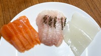 左からサーモン、天然真鯛、ヤリイカ