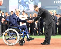 がっちりと握手する巨人・長嶋茂雄終身名誉監督（左）とソフトバンク・王貞治会長（2024年）