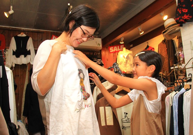 セレクトショップ「Line」には、ママ向けの洋服もたくさんあります。