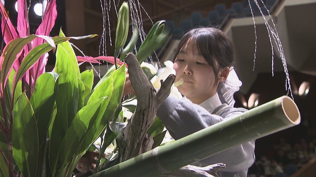 制限時間5分の真剣勝負　花を使って自分を表現　全国高校生花いけバトル開催　高松市