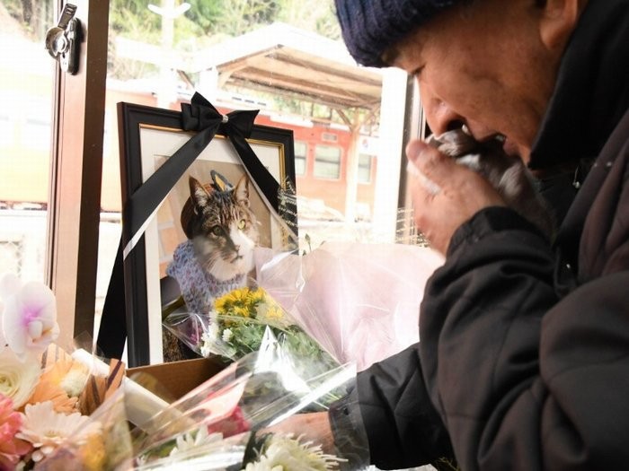 りょうまの遺影の前で涙ぐむ中原英起さん