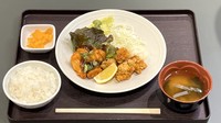 岡山県庁食堂に県産水産物の特別メニューが登場　定食とおにぎり