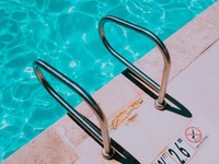 宿題よりプールを選んだ。罪悪感とドキドキを抱えた中二の夏の冒険