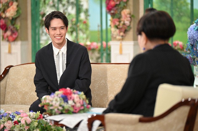 「徹子の部屋」   細田佳央太(右)、奥田瑛二＝テレビ朝日提供