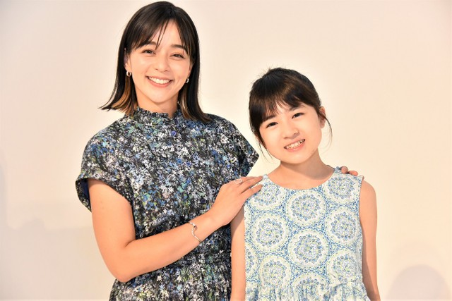 すっかり親子？加藤ローサと新津ちせ（撮影：石井隼人）