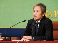 日本記者クラブでの会見に臨んだジャーナリストの安田純平氏(２０１８年１１月撮影)
