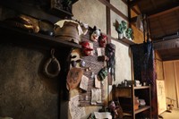 松野家の壁には怪談好きのトキの「推しグッズ」が飾られている