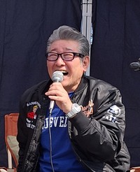 笑顔でアイドル時代の思い出を語る元「シブがき隊」の布川敏和＝神奈川県・茅ヶ崎中央公園