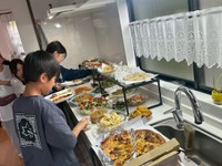 お孫さんたちが次々好きな料理を取っていく姿が愛らしいですね（yunanaさんthreadsより）