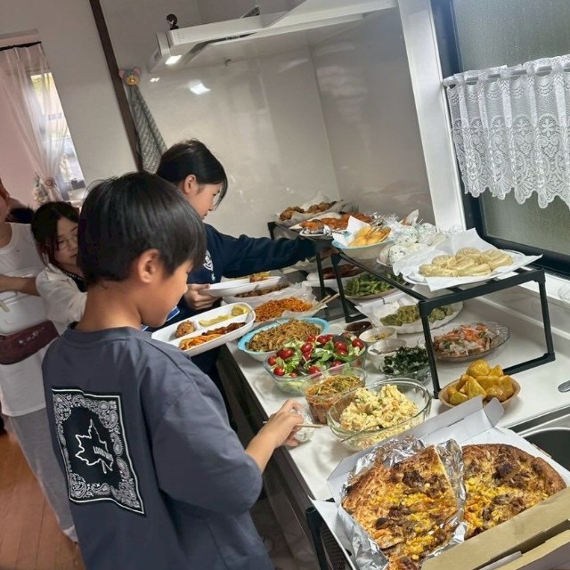 お孫さんたちが次々好きな料理を取っていく姿が愛らしいですね（yunanaさんthreadsより）