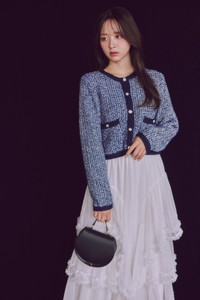 森香澄さんが纏うCOCO DEALホリデーコレクション／CARDIGAN ¥12100/ SKIRT ¥13750