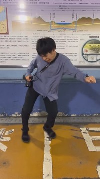 運動が苦手ながらも頑張る旦那／バンストーリーさん（@vanstory_trip）提供