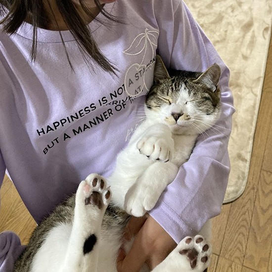 「右脚の肉球がひとつだけピンク色！かわいいでしょ」（吉留さん提供）