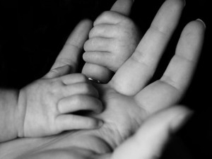 隠れて幼児に歯形をつけた母親。6年経っても癒えないのは私の心の傷だった