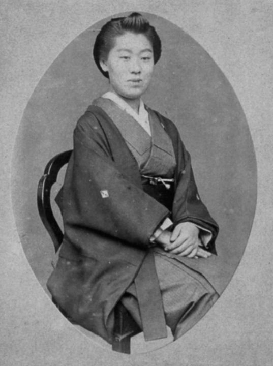 小泉セツ、20歳ごろの写真。（本書より）