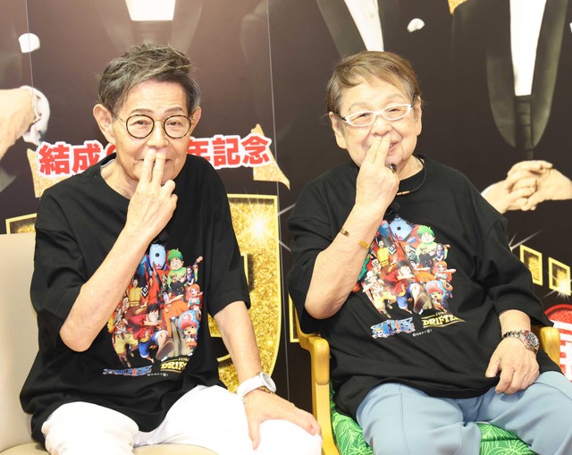 ポーズを決める加藤茶（左）と高木ブー＝2025年