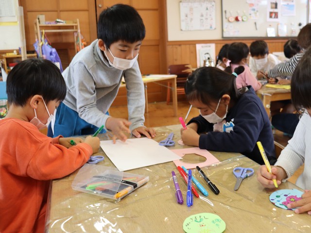 風船を拾った柴崎さんにお礼を書く園児たち（守山市幸津川町・中洲こども園）
