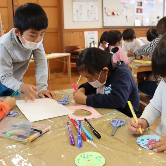風船を拾った柴崎さんにお礼を書く園児たち（守山市幸津川町・中洲こども園）
