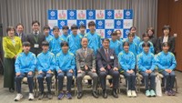 全国中学駅伝で男女アベック優勝　京山中の選手が岡山市長表敬　主将「人として尊敬されるような選手になりたい」
