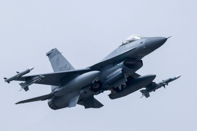 Taiwan says delayed U.S. F-16s to start arriving this year