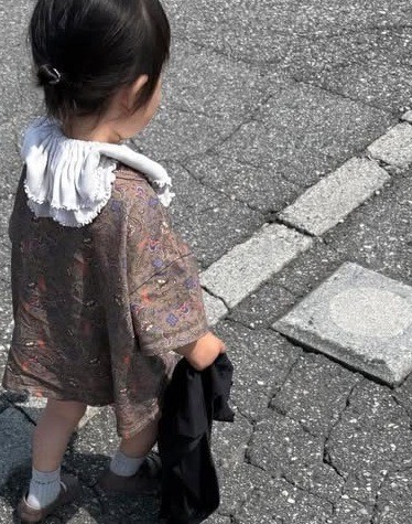 お気に入りのエアリズムを手に持って歩く娘さん／包日 / ツツミビ｜富山出張フォトグラファー｜家族写真さん（@tsutsumibi_photo）提供＝画像をトリミングしています