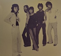 1971年に日本国憲法を題材としたアルバムでデビューしたロックバンド「羅生門」のメンバー。中央は当時、慶応大生だった近田春夫（CD「日本国憲法　平和・自由・愛」より）