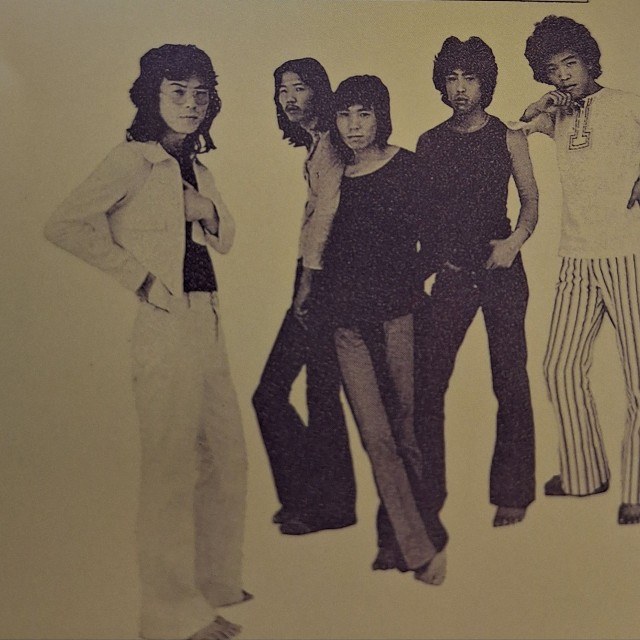 1971年に日本国憲法を題材としたアルバムでデビューしたロックバンド「羅生門」のメンバー。中央は当時、慶応大生だった近田春夫（CD「日本国憲法　平和・自由・愛」より）